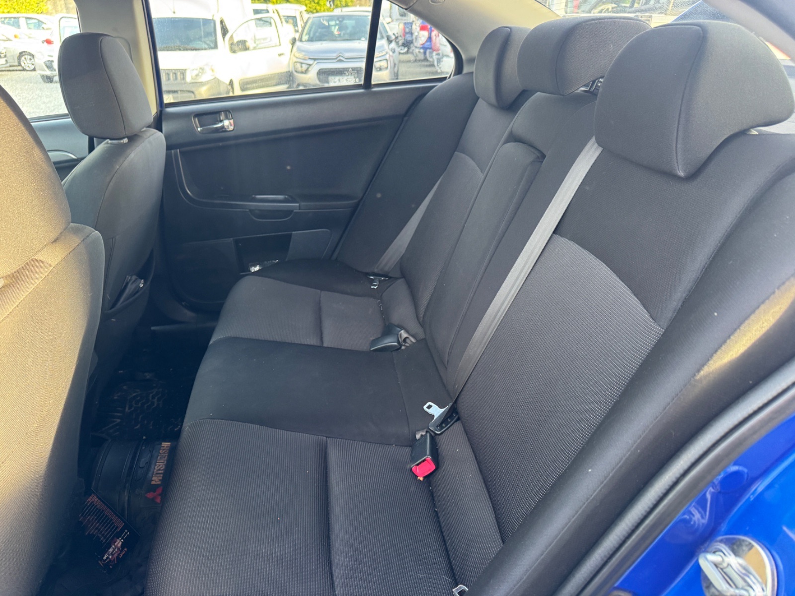 Mitsubishi Lancer — foto 8 de 13