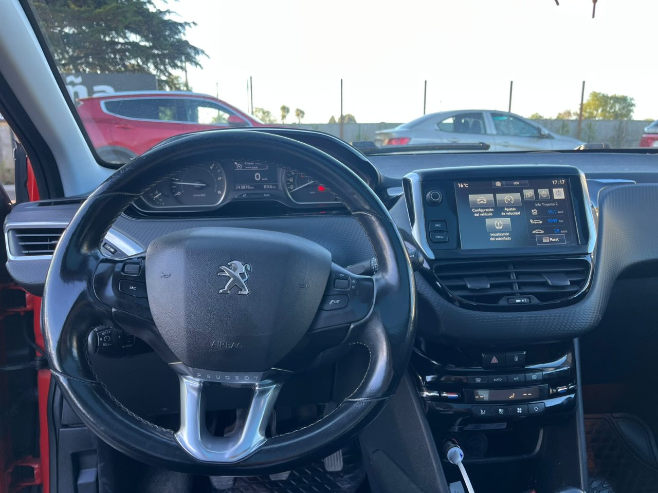 Peugeot 208 — foto 5 de 13