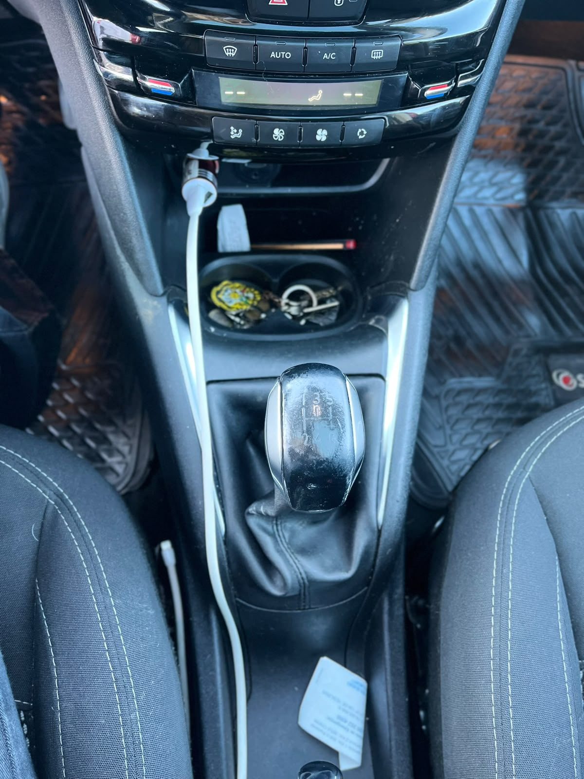 Peugeot 208 — foto 7 de 13