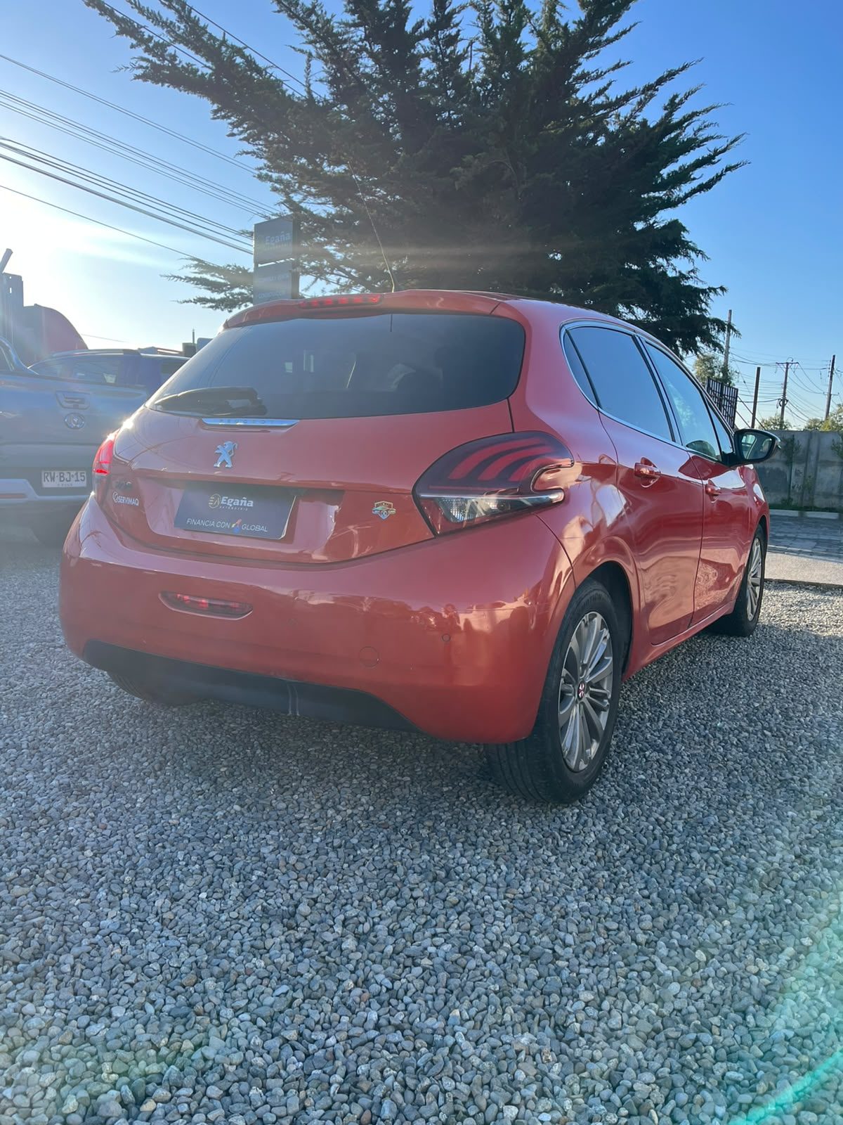 Peugeot 208 — foto 12 de 13