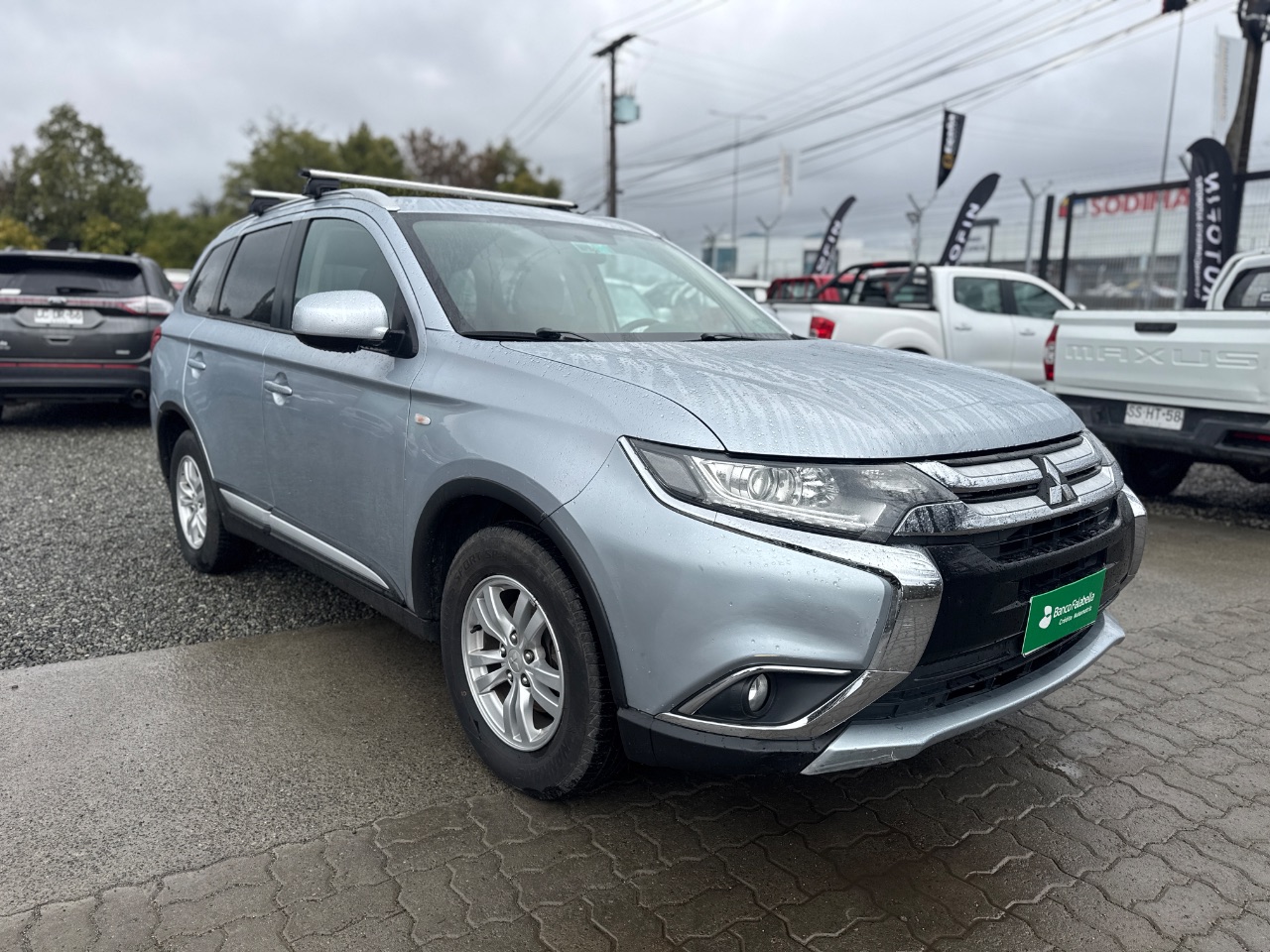 Mitsubishi Outlander — foto 3 de 12