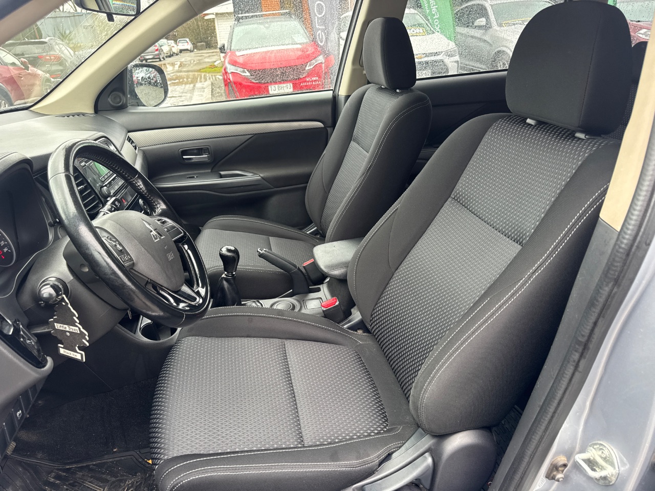 Mitsubishi Outlander — foto 7 de 12