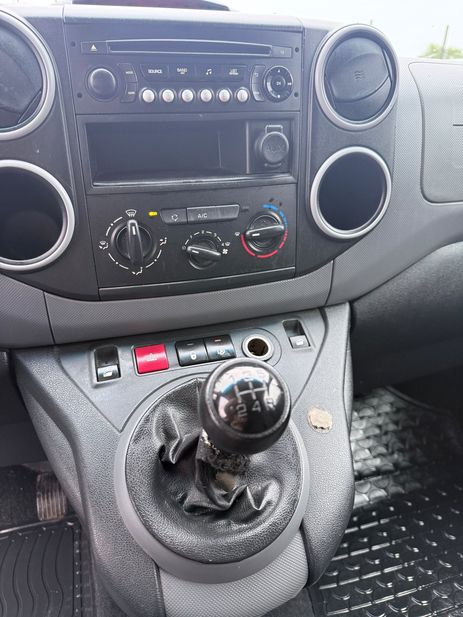 Peugeot Partner — foto 11 de 15