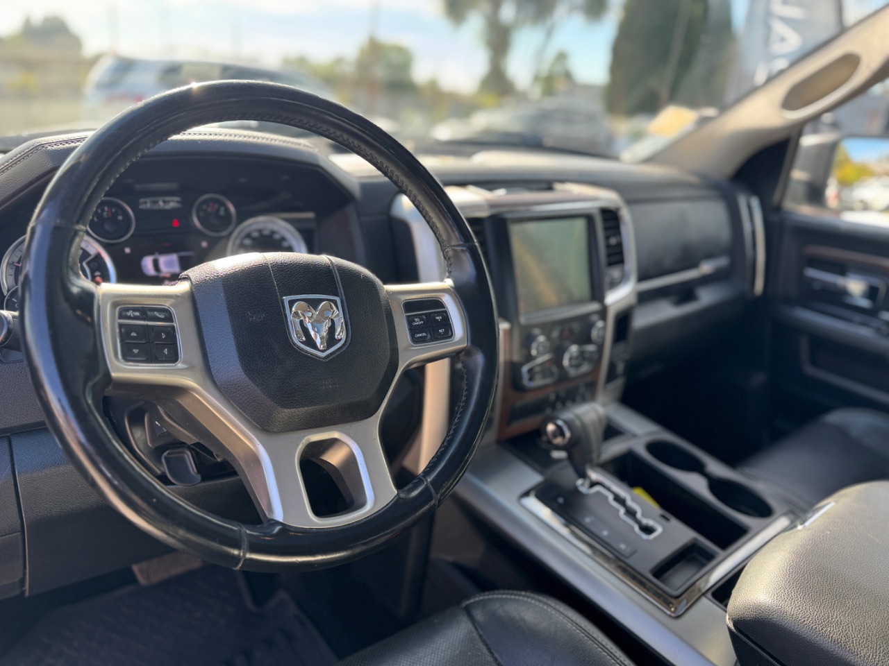 RAM 1500 Laramie — foto 12 de 13