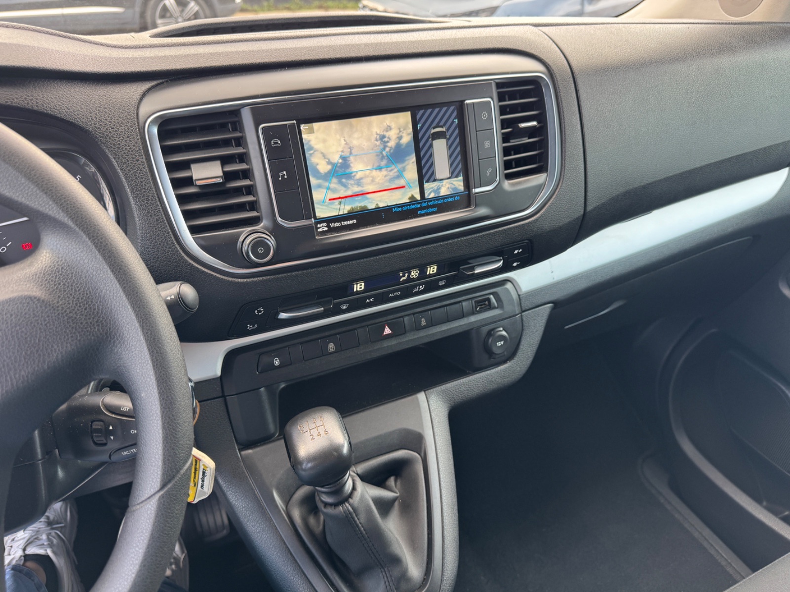 Peugeot Traveller — foto 12 de 14