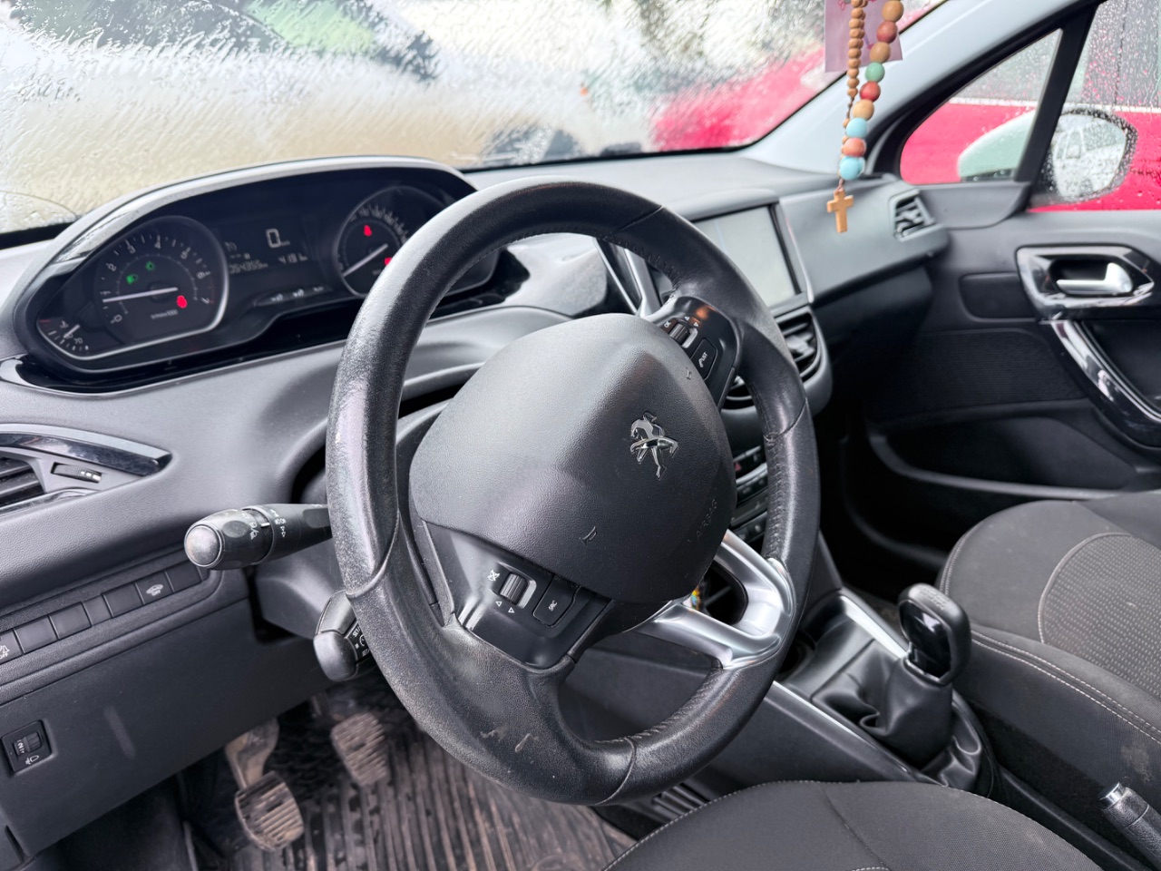 Peugeot 208 — foto 9 de 10