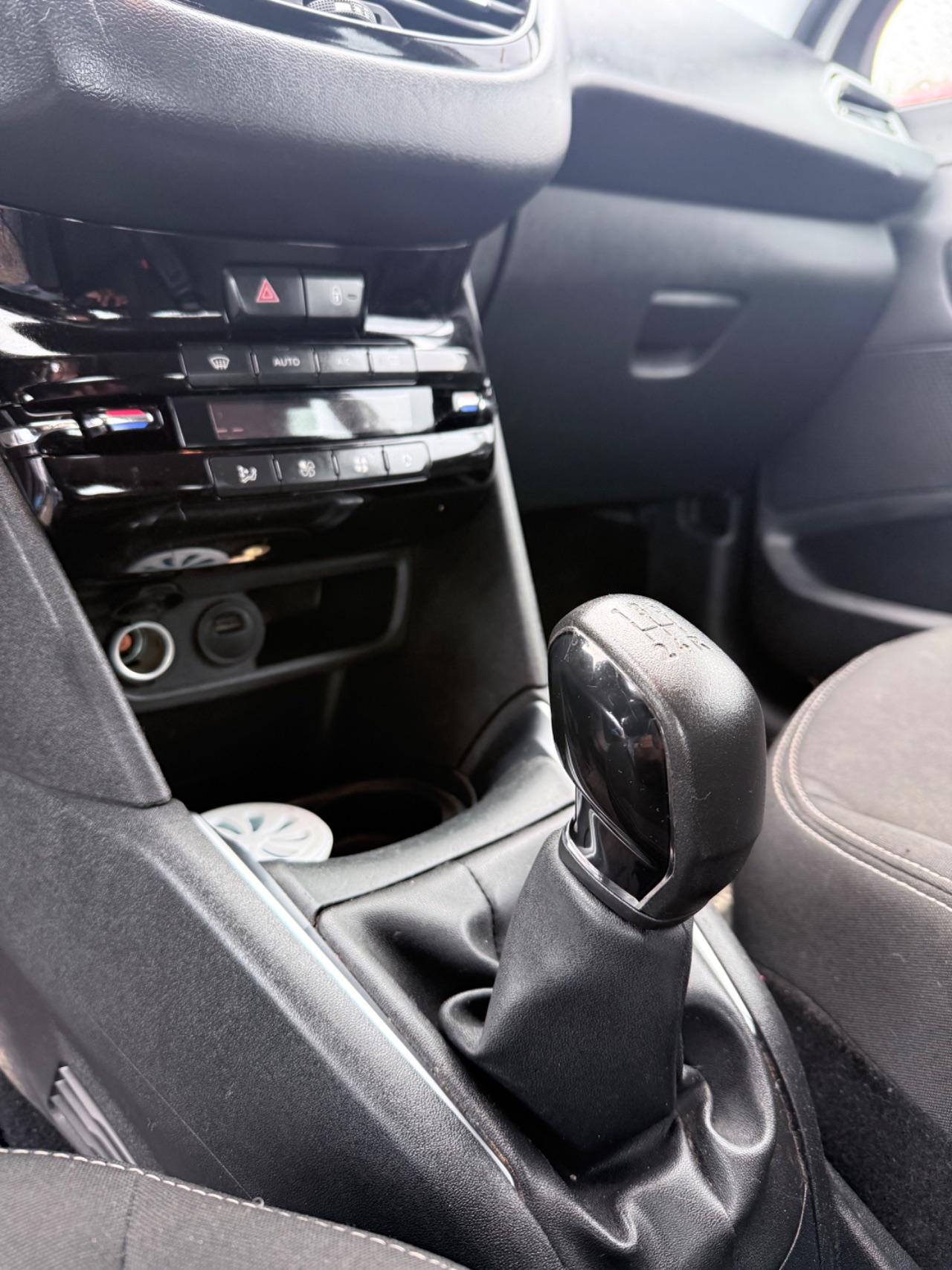 Peugeot 208 — foto 10 de 10