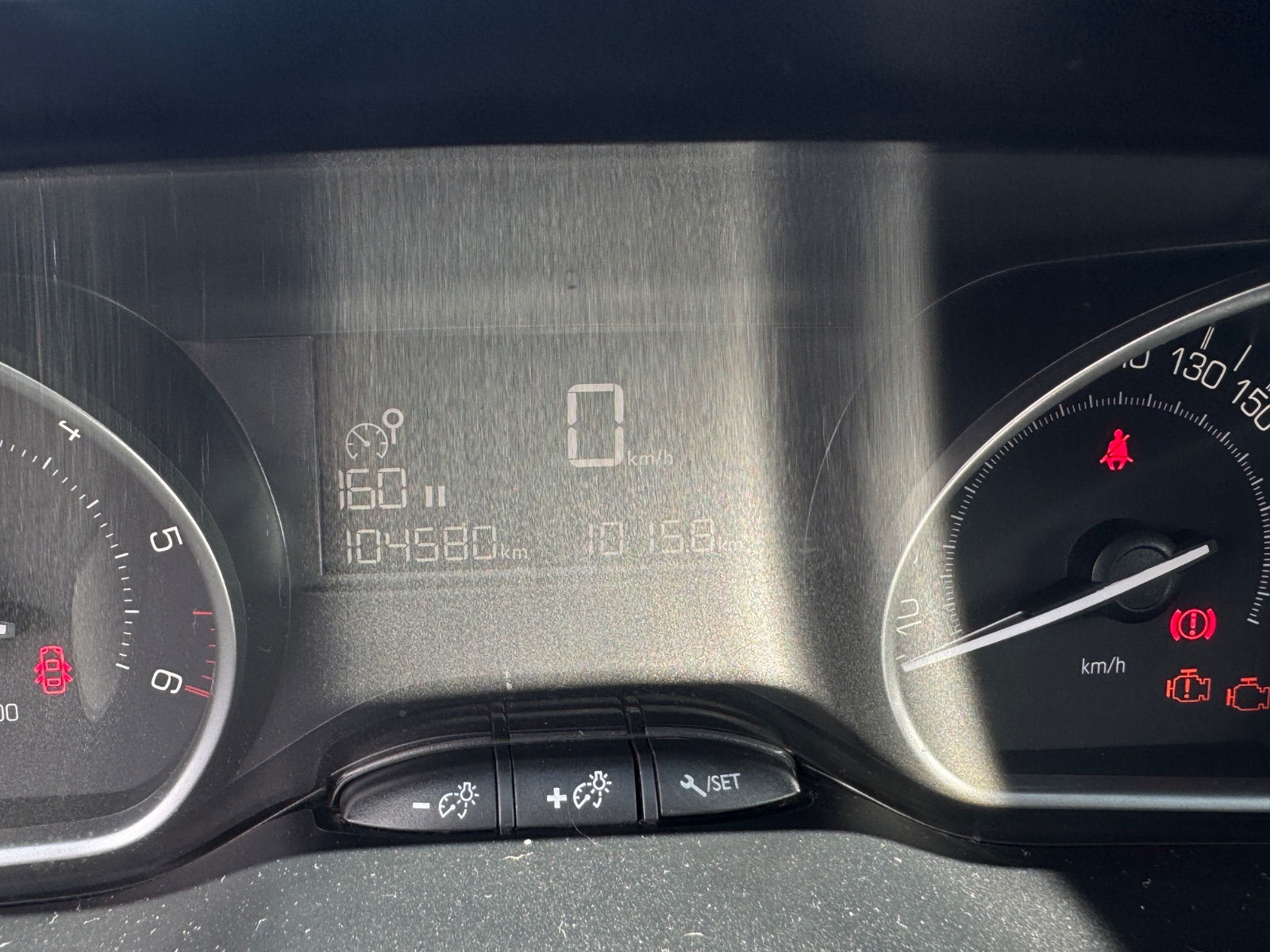 Peugeot 208 — foto 8 de 13