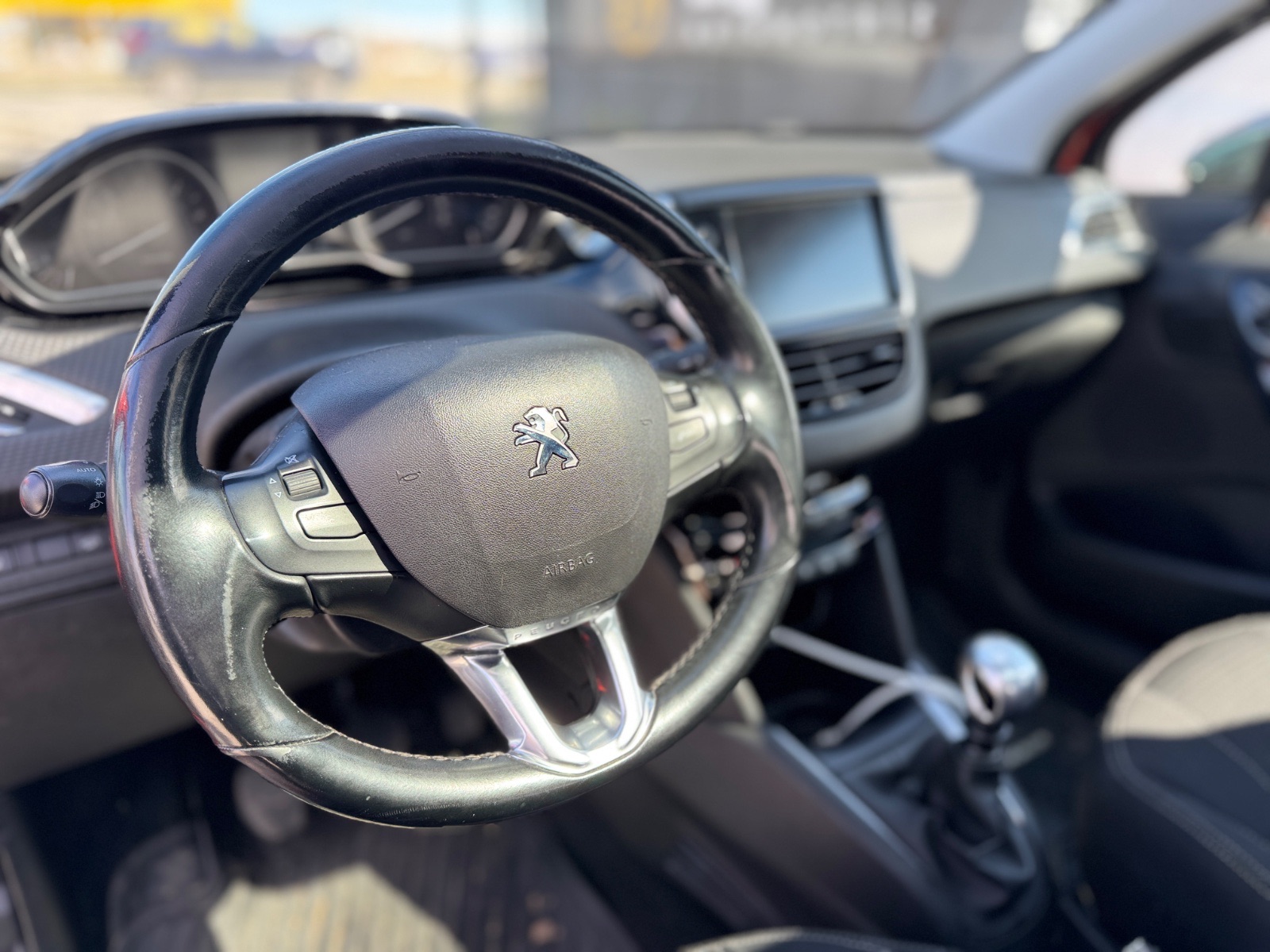 Peugeot 208 — foto 9 de 13