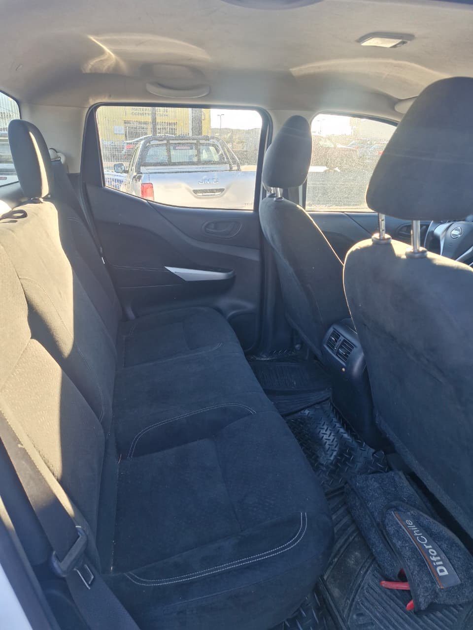 Nissan Np300 — foto 3 de 15
