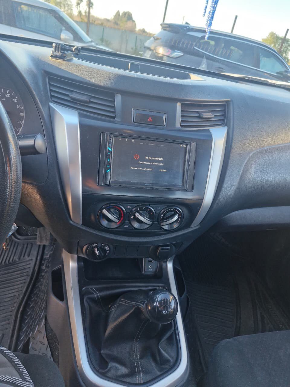 Nissan Np300 — foto 12 de 15