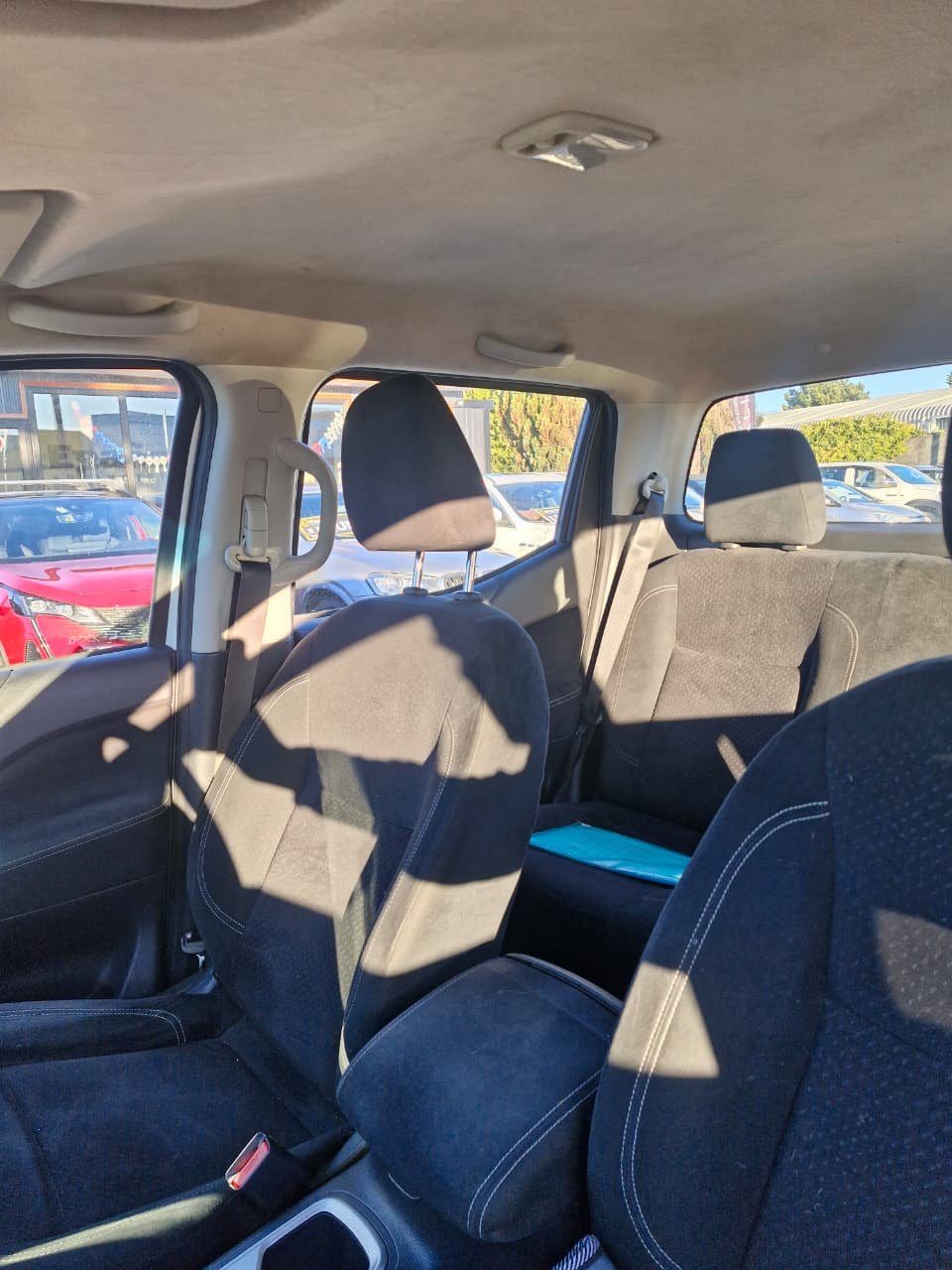 Nissan Np300 — foto 15 de 15