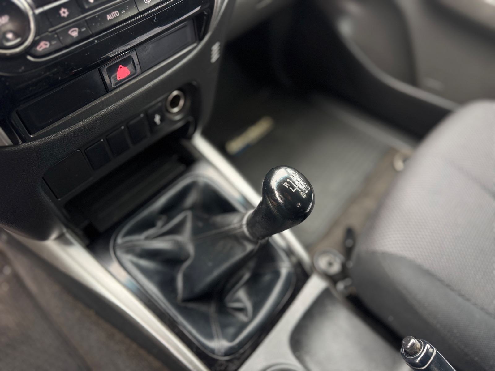 Mitsubishi L200 — foto 10 de 12