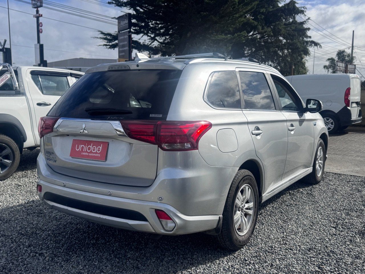 Mitsubishi Outlander — foto 3 de 13