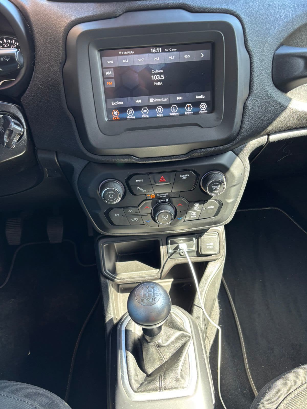 Jeep Renegade Sport — foto 3 de 14