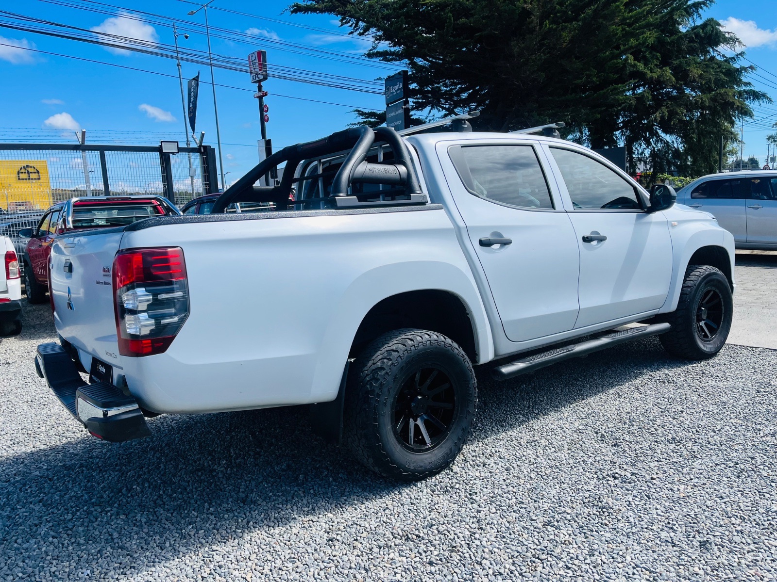 Mitsubishi L200 — foto 12 de 15