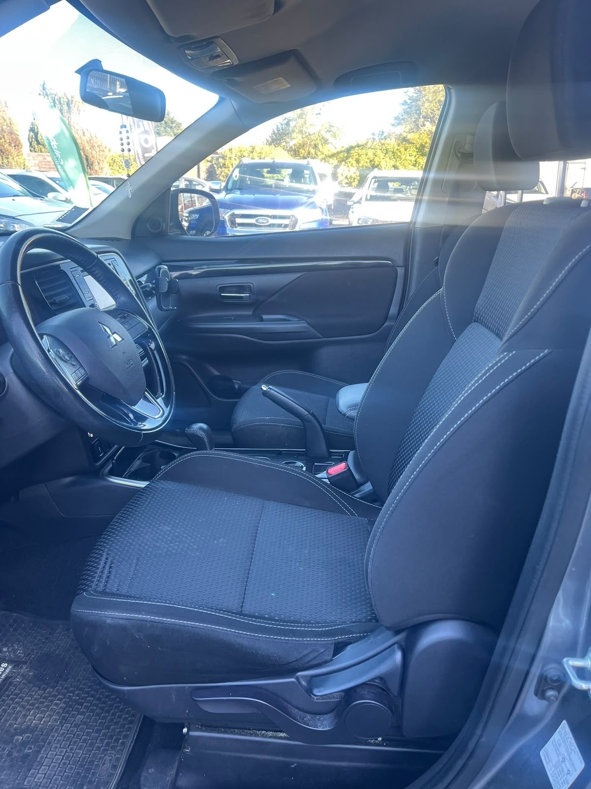 Mitsubishi Outlander — foto 9 de 15