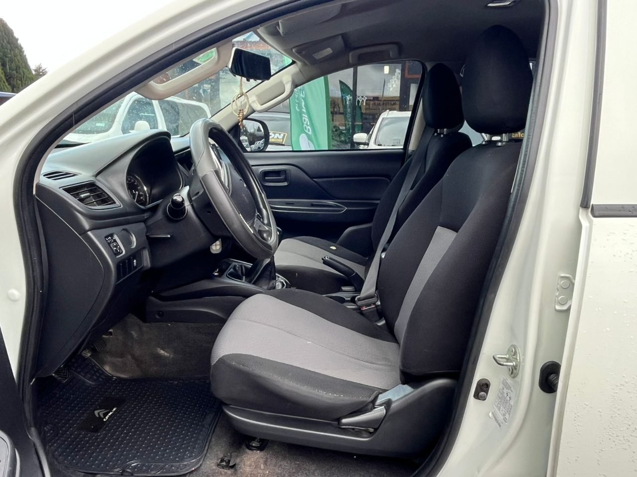 Mitsubishi L200 — foto 8 de 12