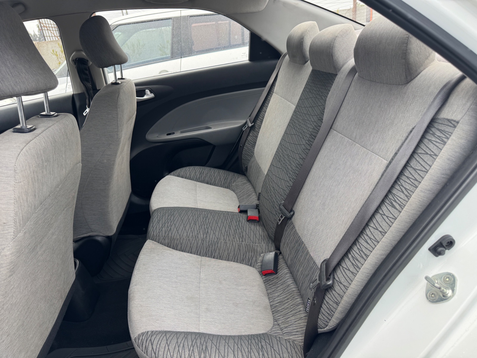 KIA Motors Soluto — foto 8 de 12