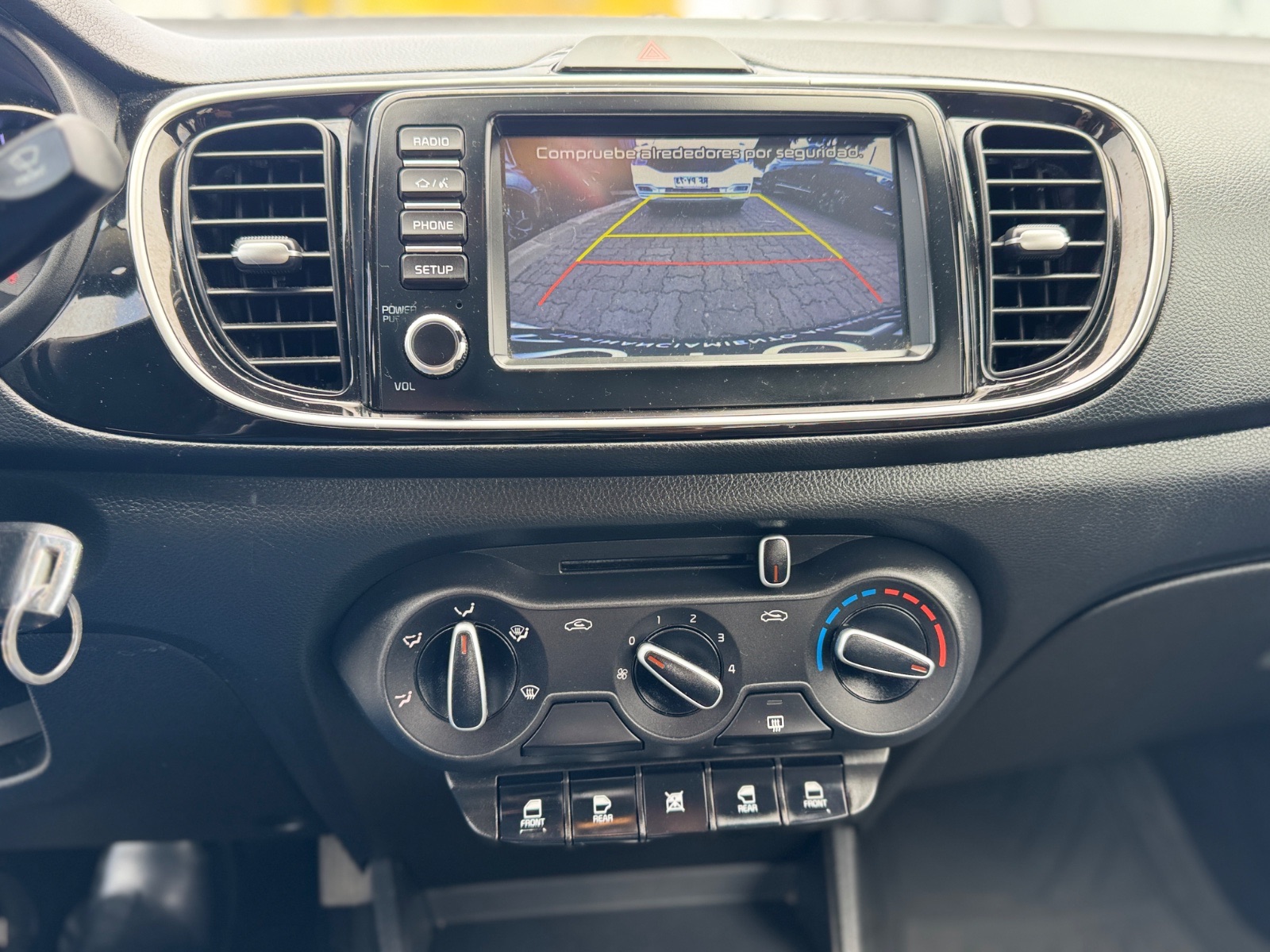 KIA Motors Soluto — foto 12 de 12